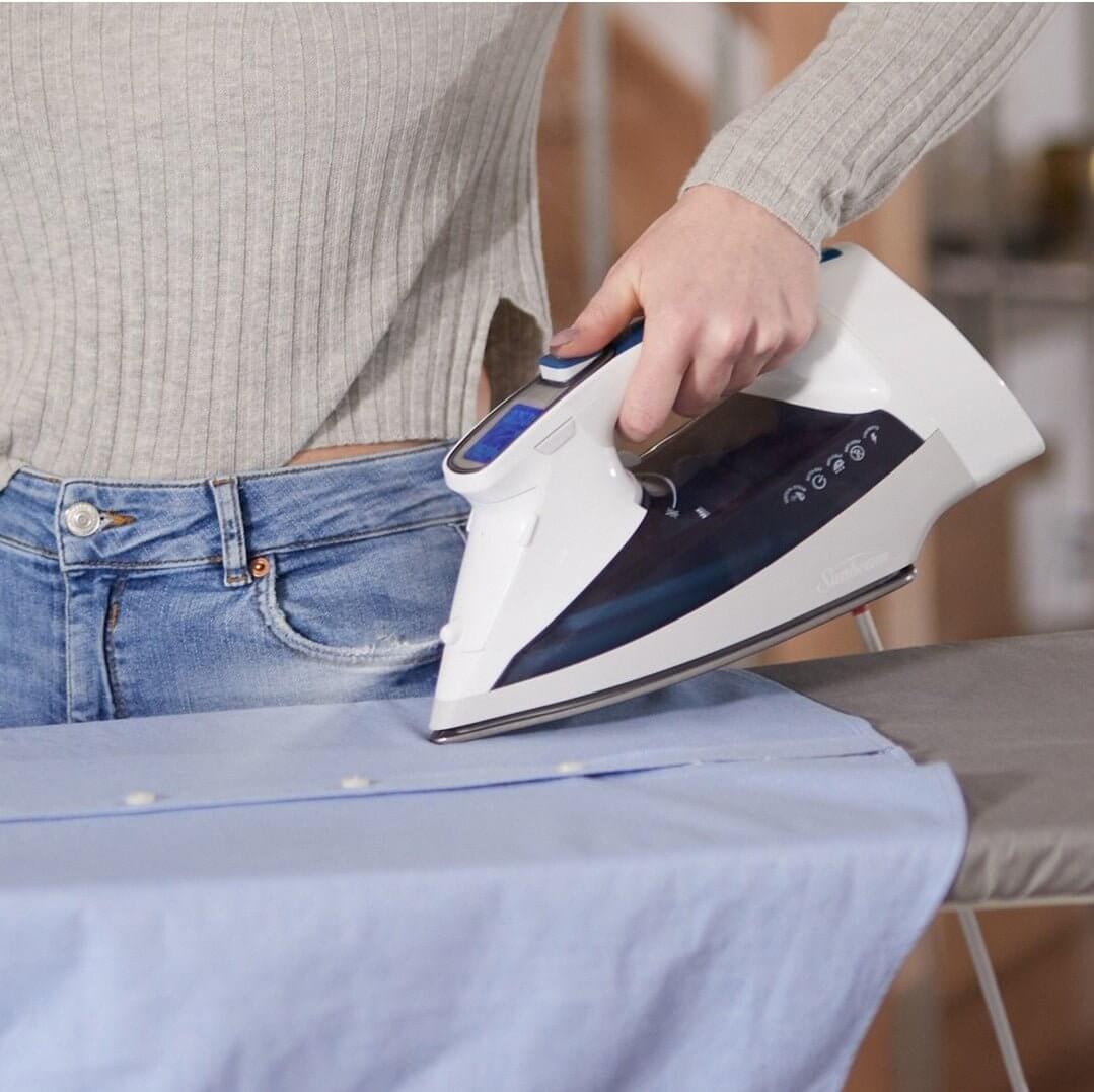 Sunbeam 1700W Steam Iron with Retractable Cord - The Bargains BasementSunbeam 1700W Steam Iron with Retractable Cord