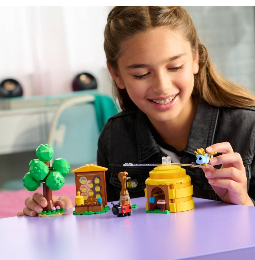 Adopt Me! Coffee Shop Interior with Queen Bee Building Set - 225pc The Bargains Basement