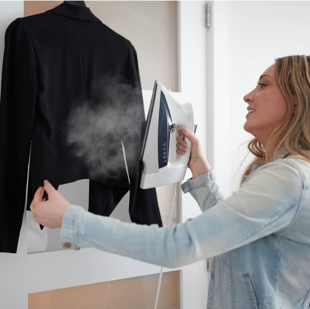 Sunbeam 1700W Steam Iron with Retractable Cord - The Bargains BasementSunbeam 1700W Steam Iron with Retractable Cord